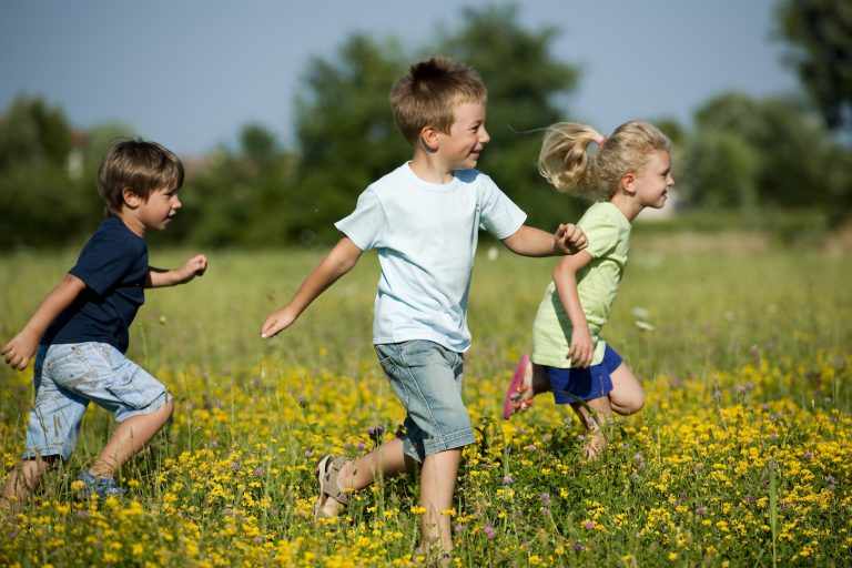 Enfants-qui-courent-prairie