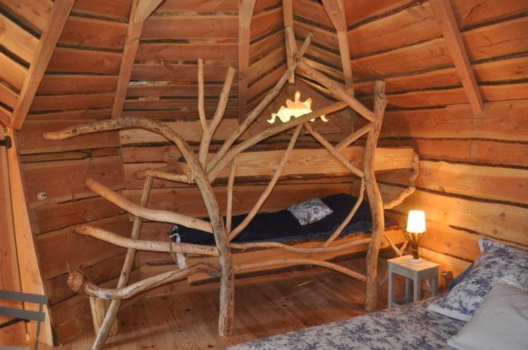 le lit en bois flotté de la cabane Canopée