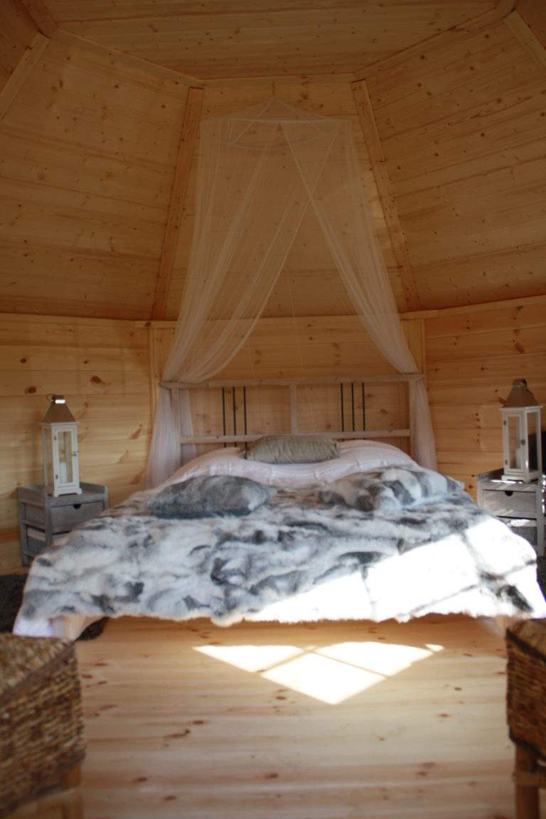 Chambre du chalet en bois de Laponie kota de Dihan morbihan
